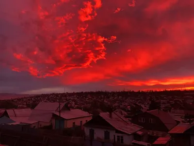 Магия под небесной кровью: красивое фото Багрового заката