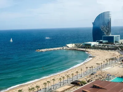 Барселона пляж: место, где сливаются небо и море