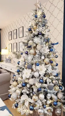 Белая елка с синими шарами  фото