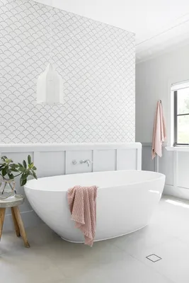 Белая мозаика в ванной: игра текстур и оттенков