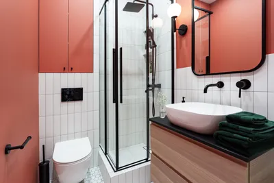 Впечатляющая бело-красная ванная комната на фото
