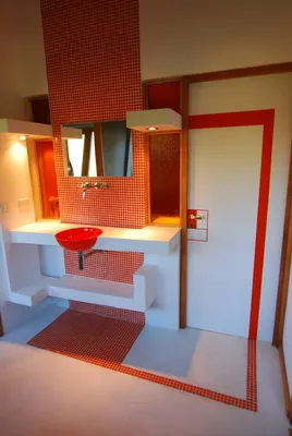 Бело-красная ванная комната с элегантными акцентами