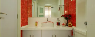 Фото ванной комнаты с яркими красными и белыми оттенками