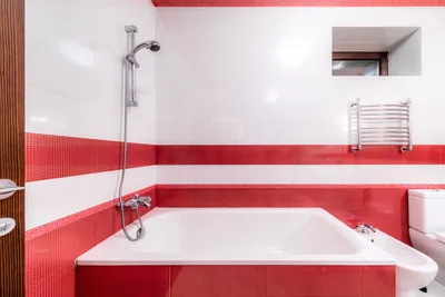 Фотография ванной комнаты с оригинальным красно-белым интерьером