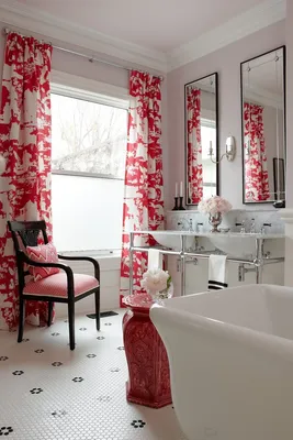 Фото ванной комнаты с яркими красно-белыми акцентами