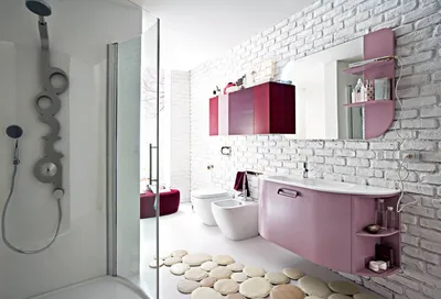 Фотография уютной бело-красной ванной комнаты