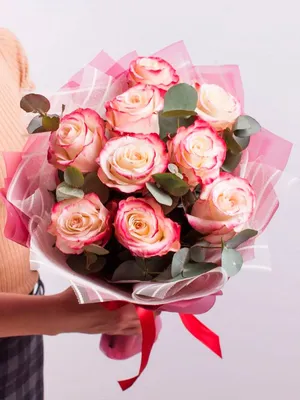 Розы в бело-розовых оттенках - идеальное фото для ваших проектов