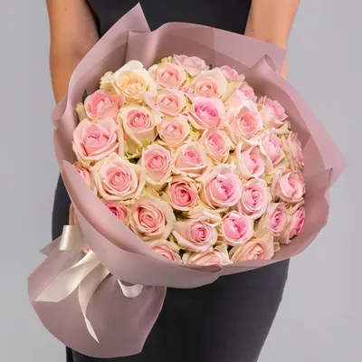 Фотография роз в белых и розовых тонах - красота в каждом кадре