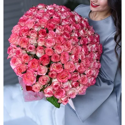 Розы в бело-розовых оттенках - красота прикосновения природы к искусству