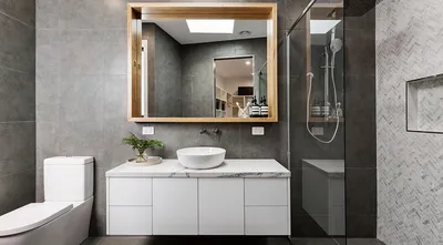 Фото ванной комнаты в бело-серых тонах. Выберите размер и формат для скачивания: JPG, PNG, WebP