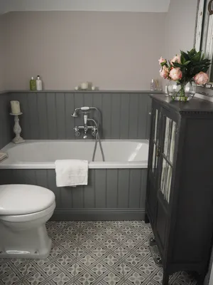 Фото ванной комнаты: бело-серая эстетика