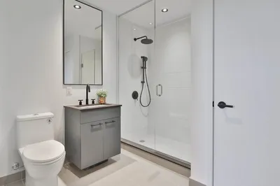 Бело-серая ванная комната с акцентом на природные материалы