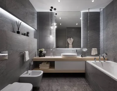 Бело-серая ванная комната с акцентом на текстильные элементы