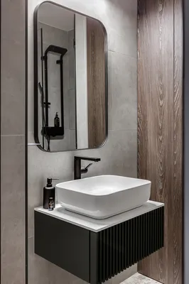 Бело-серая ванная комната с акцентом на растительные мотивы