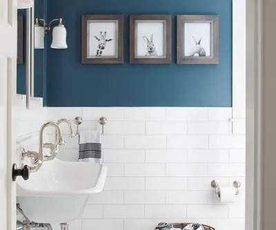Скачать 4K изображение бело-синей ванной комнаты