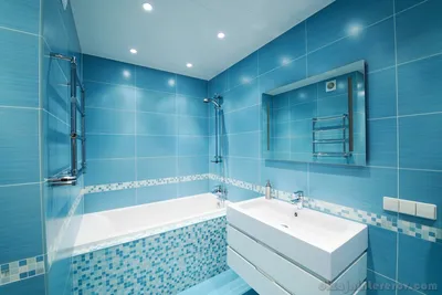Картинка бело-синей ванной комнаты с выбором размера