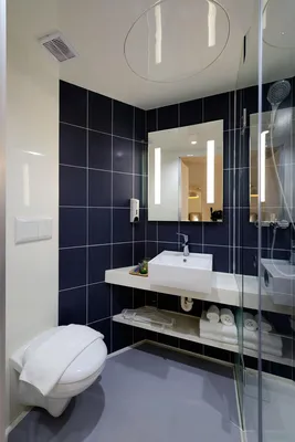 Фото бело-синей ванной комнаты в формате JPG скачать