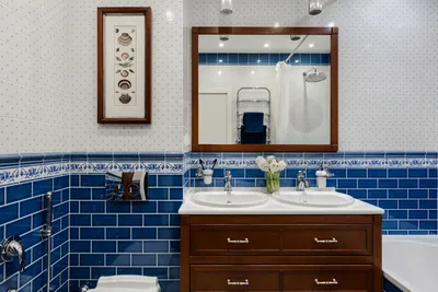 Скачать изображение бело-синей ванной комнаты в формате WebP