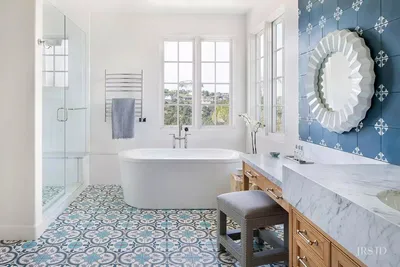 Новое изображение бело-синей ванной комнаты в HD качестве