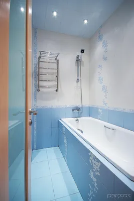Фото бело-синей ванной комнаты в высоком разрешении