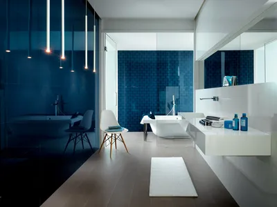 Бело-синяя ванная комната с роскошным дизайном