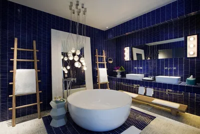 Вдохновляющий интерьер бело-синей ванной комнаты