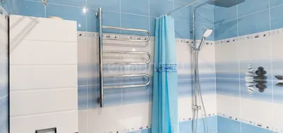 Фотография бело-синей ванной комнаты с уникальным оформлением