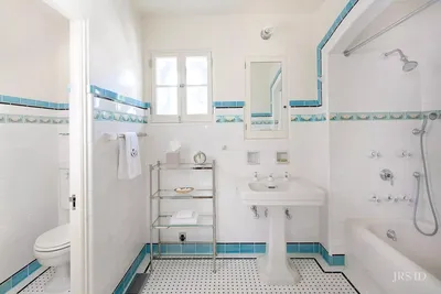 Фото бело-синей ванной комнаты в Full HD разрешении