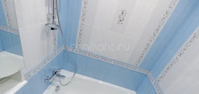 Впечатляющий интерьер бело-синей ванной комнаты