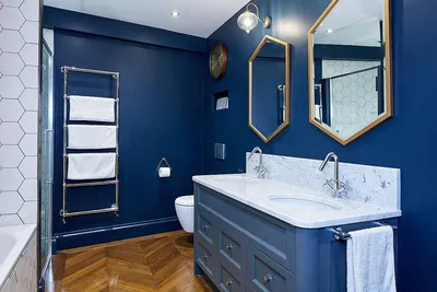 Эстетика бело-синей ванной комнаты на фото