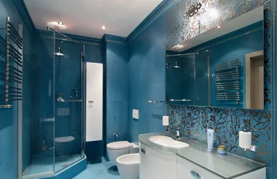 Интерьер ванной комнаты: бело-синие оттенки в дизайне