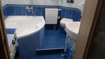Фотография стильной ванной комнаты в бело-синих тонах