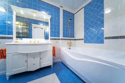 Бело-синяя ванная комната: вдохновляющие фото