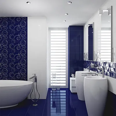 Дизайн ванной комнаты: бело-синие акценты на фото