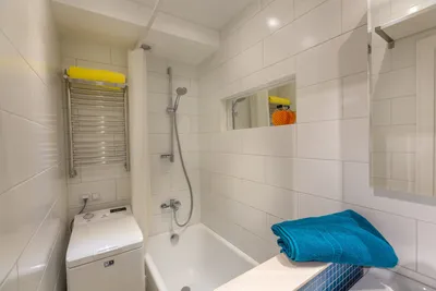 Фотография роскошной ванной комнаты в бело-синих тонах