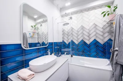 Бело-синяя ванная комната: фото с элегантным интерьером