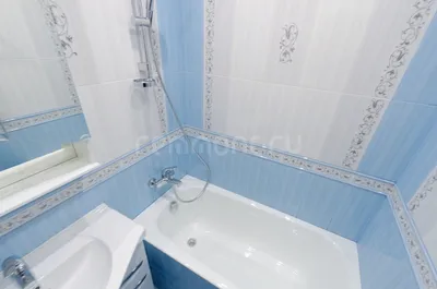 Бело-синяя ванная комната с оригинальным дизайном на фото