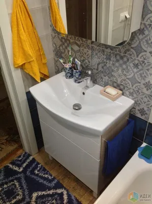 Фотография уютной ванной комнаты в бело-синей цветовой гамме