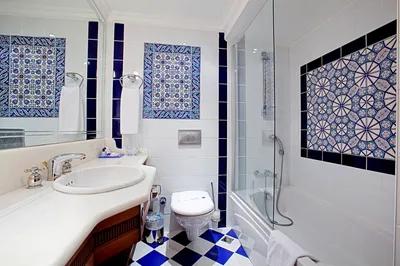 Бело-синяя ванная комната: фото с эстетичным дизайном