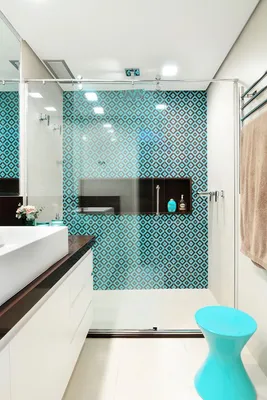 Дизайн ванной комнаты: бело-синие оттенки в фотографиях