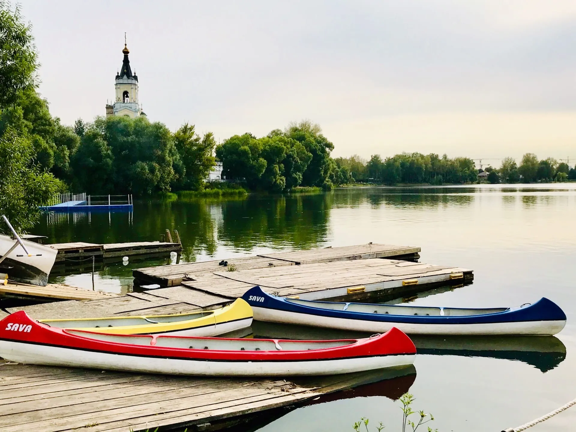 Пляж на белом озере