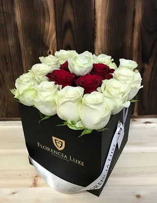 Фото: белые розы в коробке