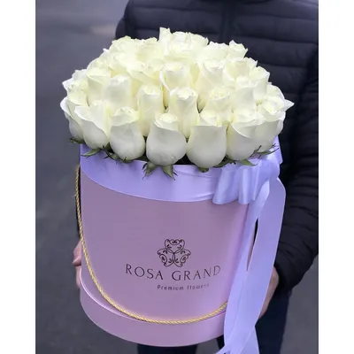 Красивые белые розы в коробке