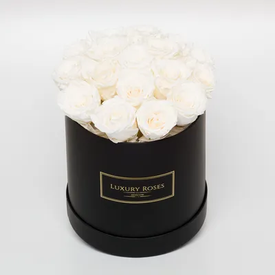Романтические белые розы в коробке