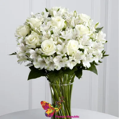 Белые розы в вазе - выберите размер изображения