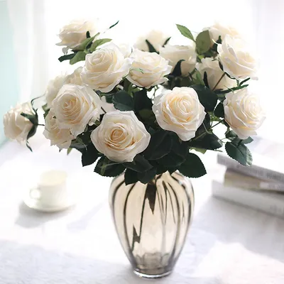 Фотография белых роз в вазе - загрузка в желаемом формате