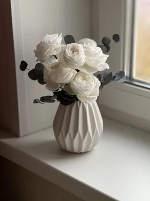 Картинка белых роз в вазе - выберите желаемый размер