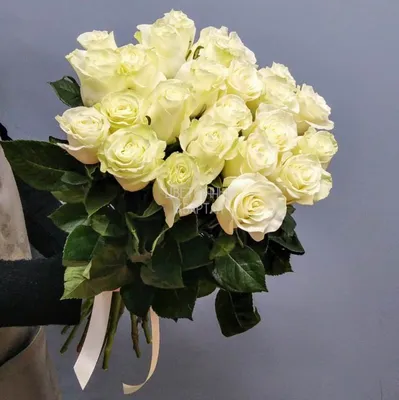 Белые розы в вазе - скачать jpg