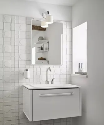 Белый кафель в ванной комнате: скачать изображение в хорошем качестве.