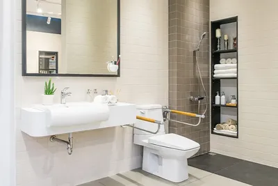 Ванная комната с белым кафелем: классический дизайн